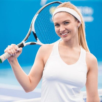 blonde-tennis-player-in-court.jpg